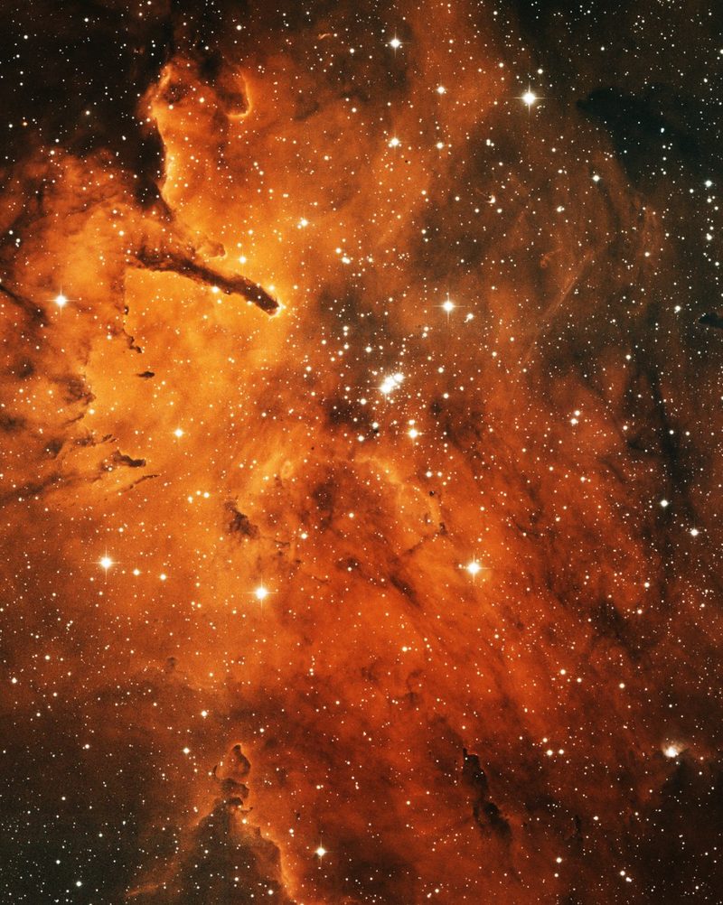 La nébuleuse NGC 6820 : nuages orangés et étoiles, image du télescope WIYN.